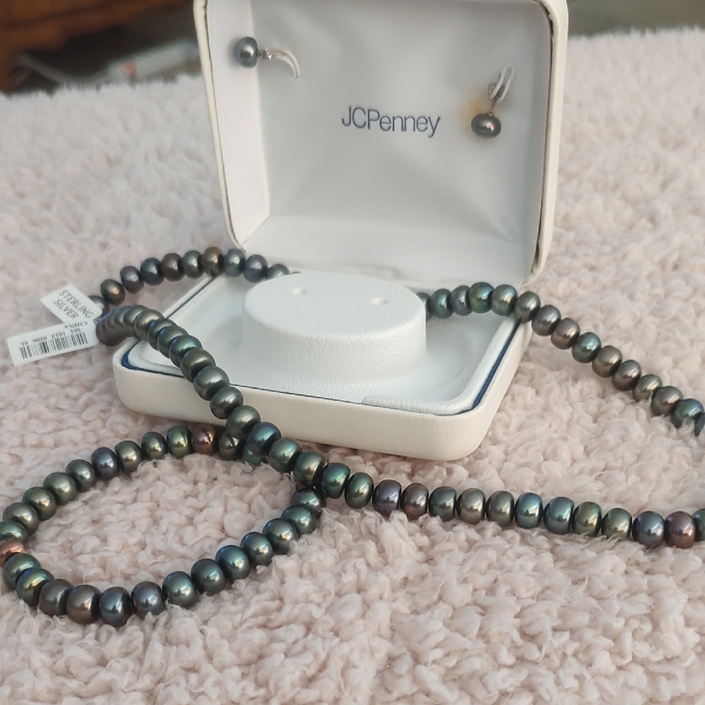 jcpenney Iridescent Black Peacock Pearl Necklace, Stud Earrings & Bracelet.